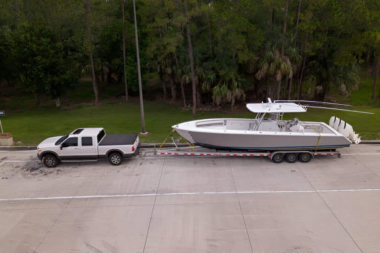bateau remorquer à une voiture garer en exterieur