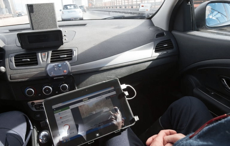 voiture avec radar embarqué de policier avec caméra et image sur la tablettre pour mettre des contraventions