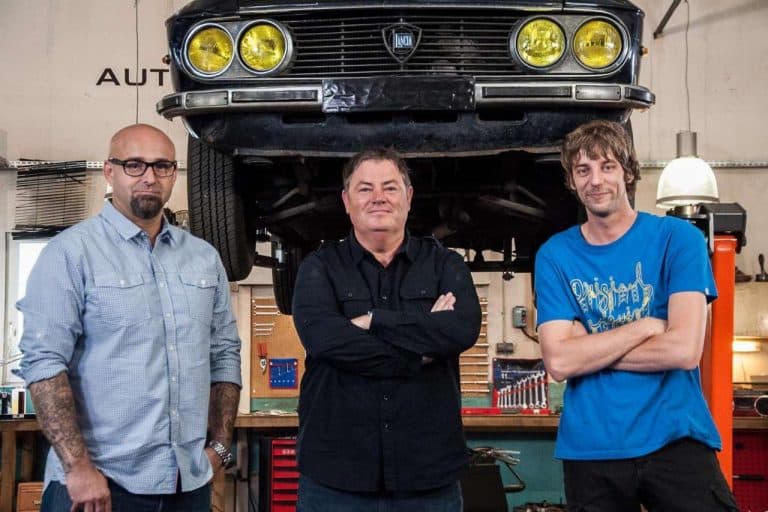 wheeler dealers france voiture en restauration sur un pont élévateur