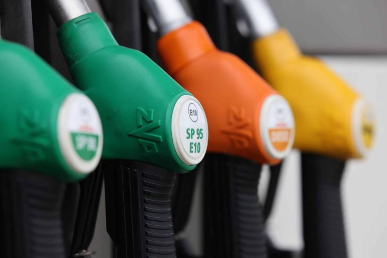 pompe a essence carburant sp98, sp95, sp95 e10, disel et gasoil en gros plan