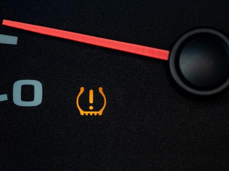 voyant point d'exclamation orange sur la tableau de bord de la voiture