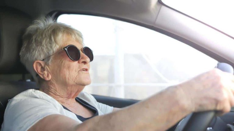 femme agée au volant