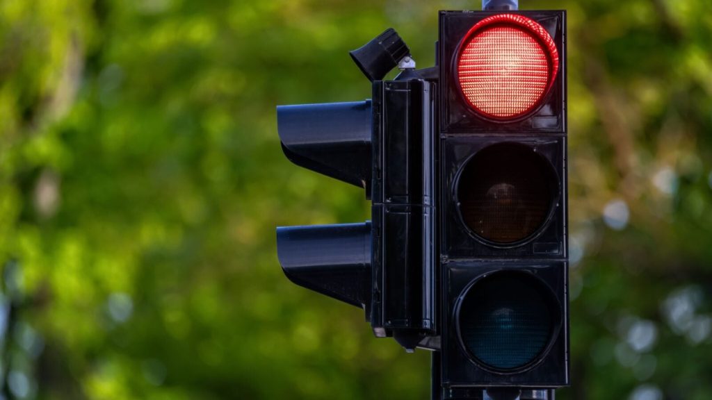 « 11 minutes avant de passer au vert » incroyable mais vrai, ce feu rouge rend les automobilistes complètement fous