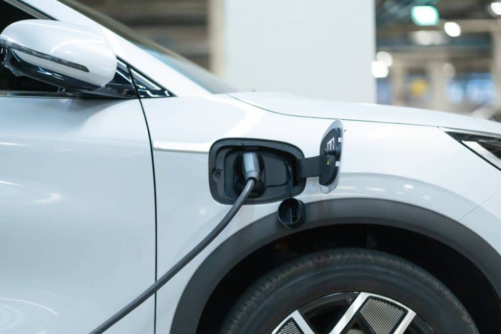 branchement câble de recharge voiture électrique – connecteur type 2 à la main