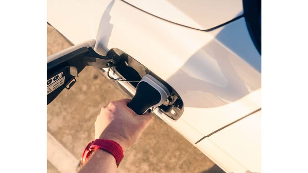 recharge voiture électrique en parking – prise de charge ccs branchée
