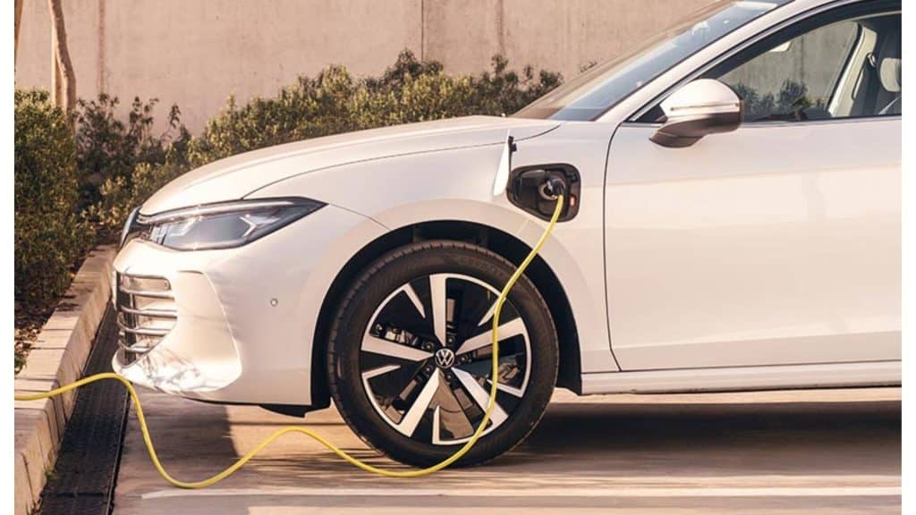 volkswagen électrique en charge – câble jaune branché sur une vw blanche