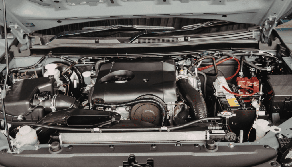 vue sous le capot moteur voiture