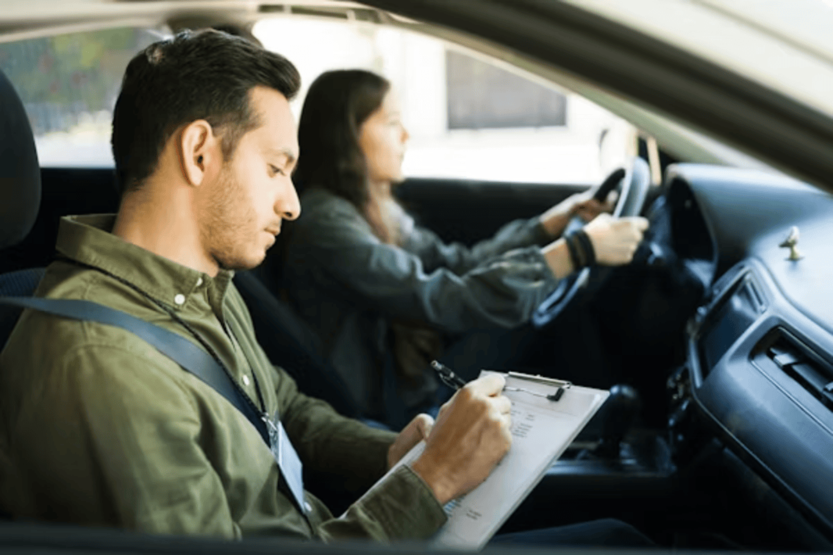homme qui prend des notes coté passager d'une conductrice
