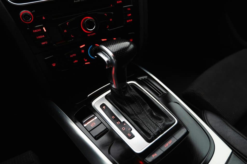 Levier boîte automatique PRNDL positions détail intérieur voiture moderne