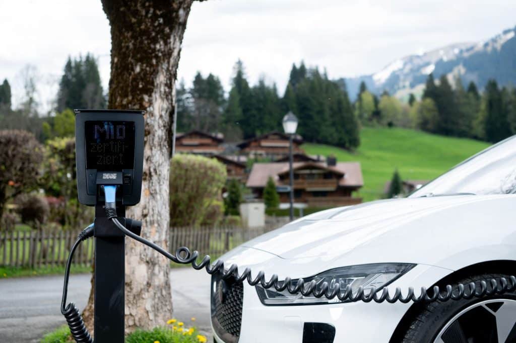 Borne de recharge E-Totem dans parking de centre commercial français