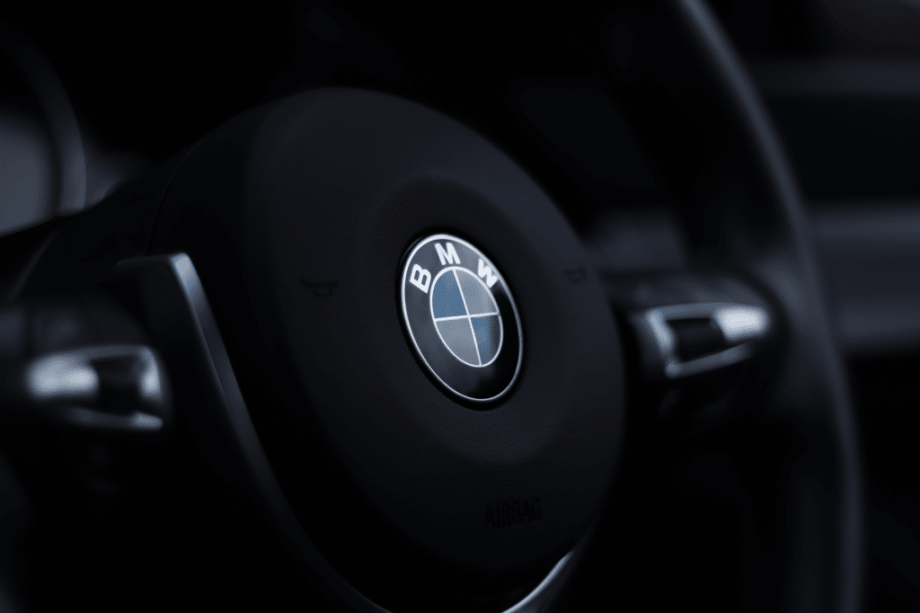 Voyant crevaison BMW allumé sur tableau de bord moderne