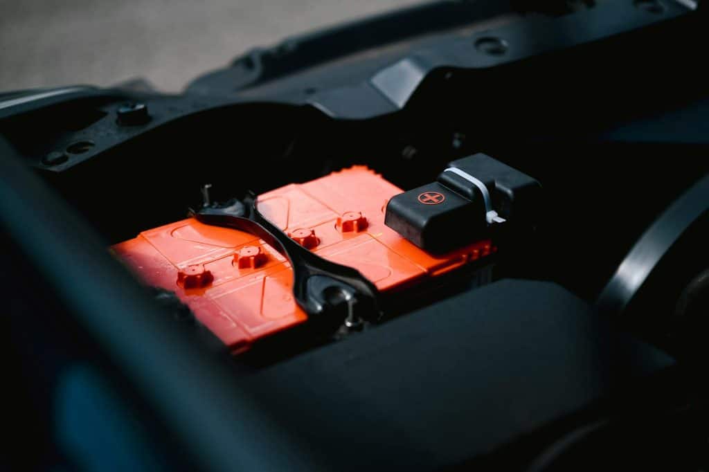 Inspection technique batterie voiture électrique en atelier moderne
