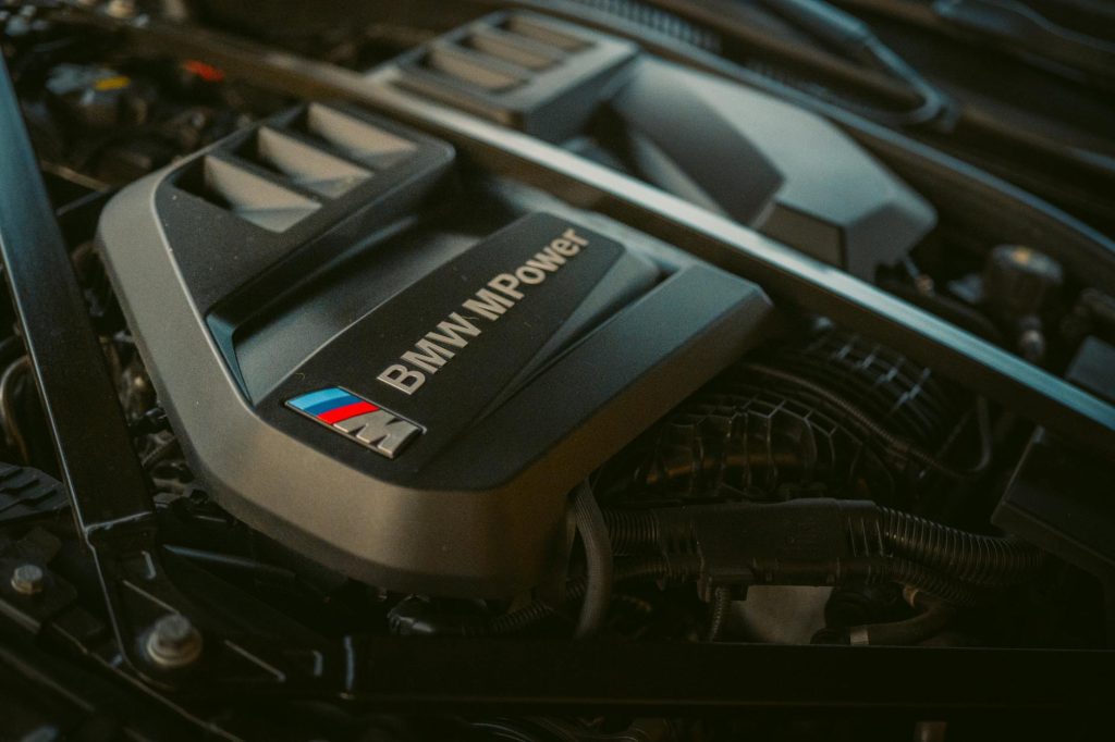 Compartiment moteur BMW 116d avec bloc diesel B37 trois cylindres visible
