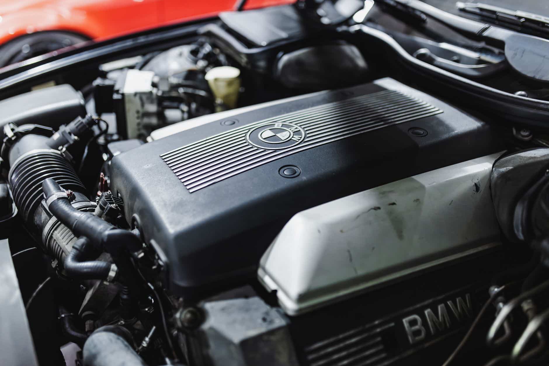 Mécanicien BMW contrôlant la vanne EGR sur moteur diesel 116d