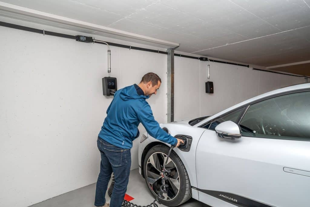 Voiture hybride rechargeable PHEV en charge à domicile garage