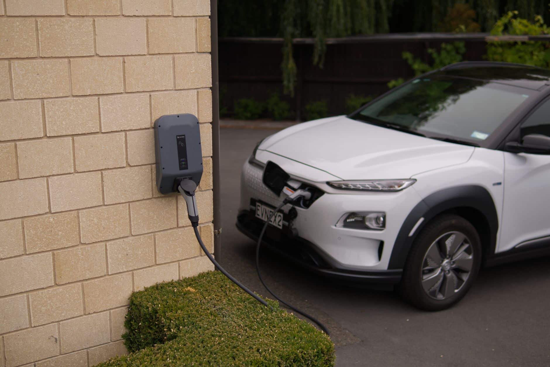 Voiture électrique branchée à wallbox installation borne recharge domicile