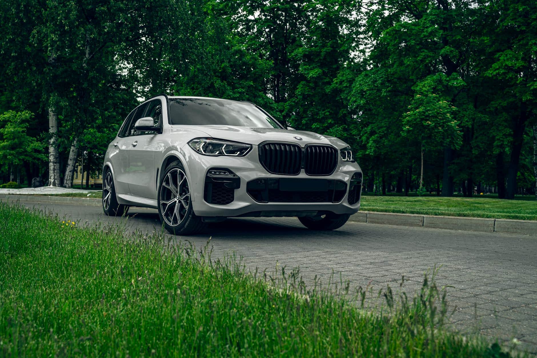 Camion plateau transportant BMW blanche sur autoroute allemande