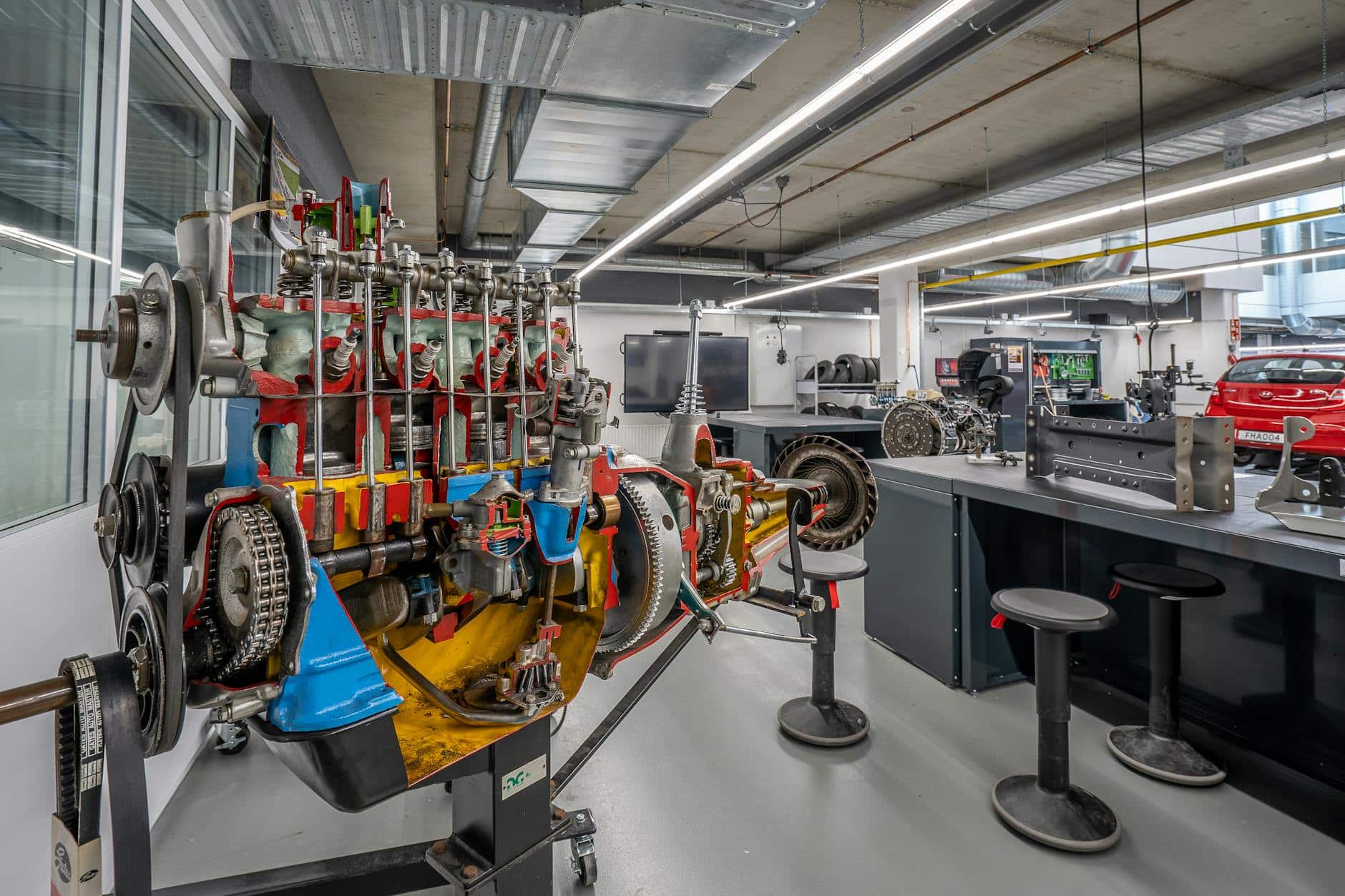 Schéma éclaté pompe essence électrique montrant moteur et diaphragme interne