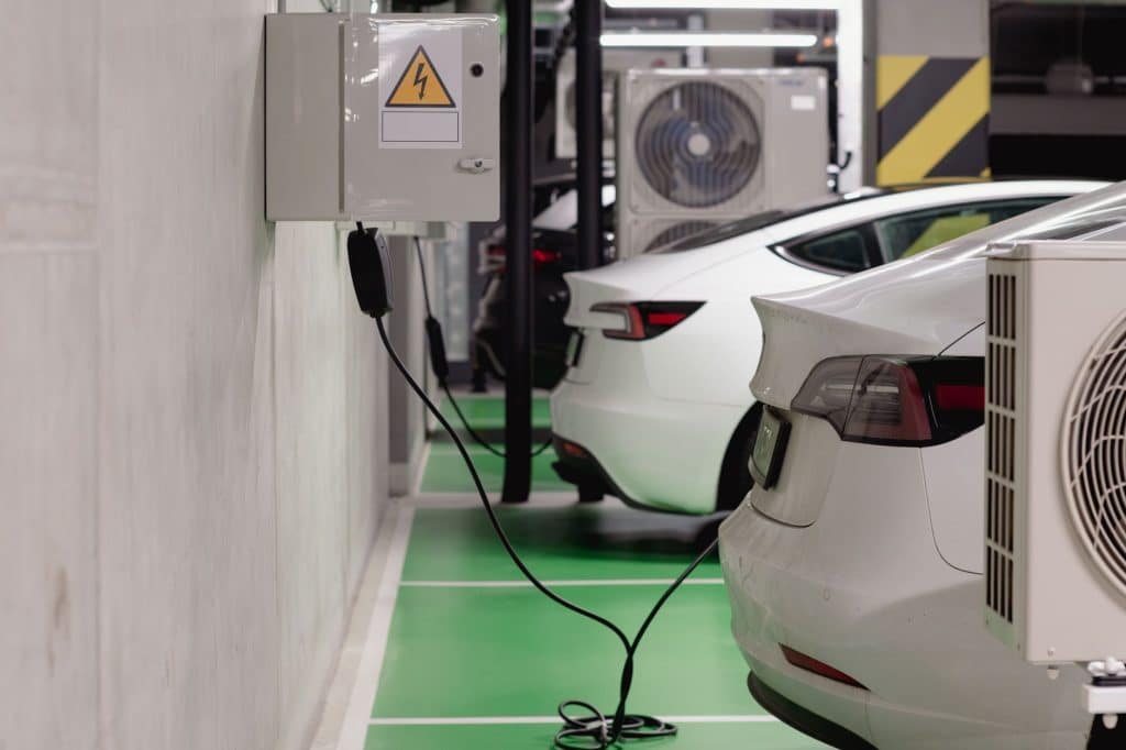 Voiture électrique branchée sur une borne wallbox dans un garage en France