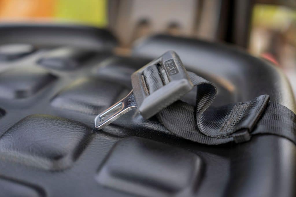 Assortiment d'agrafes carrosserie plastique et métal sur établi