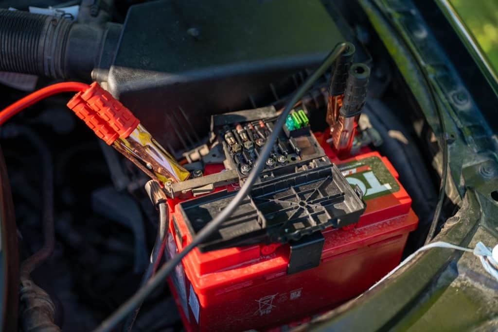 Batterie à décharge lente AGM installée dans un camping-car