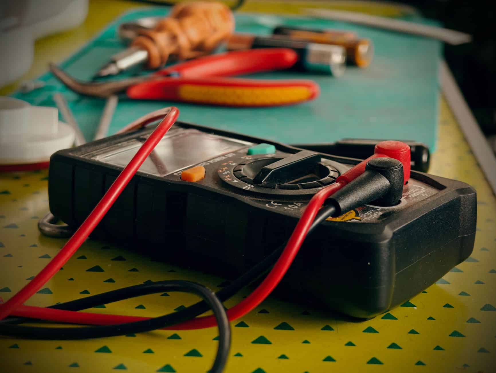 Contrôle tension batterie décharge lente 12V au multimètre
