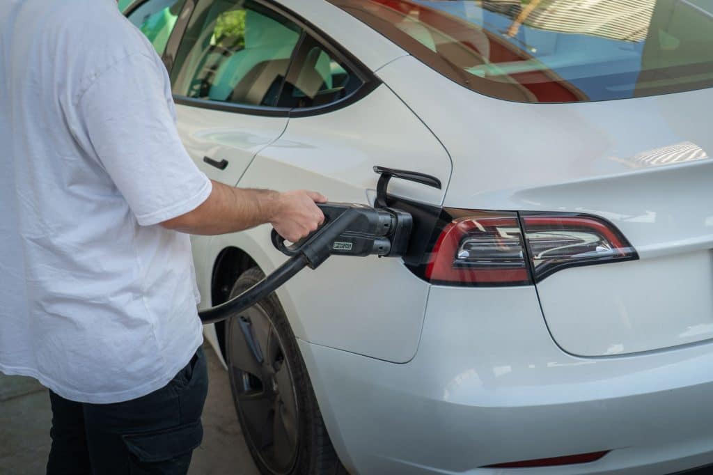 Batterie Tesla Model 3 en recharge sur borne Supercharger France