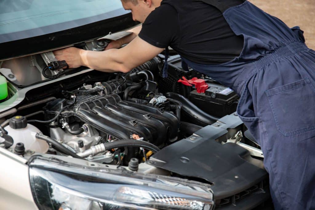 Prix boîte de vitesse : mécanicien démontant transmission au garage