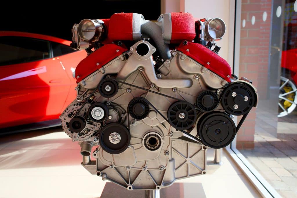 Électrovanne turbo 1.6 HDi sur établi de mécanique automobile, gros plan