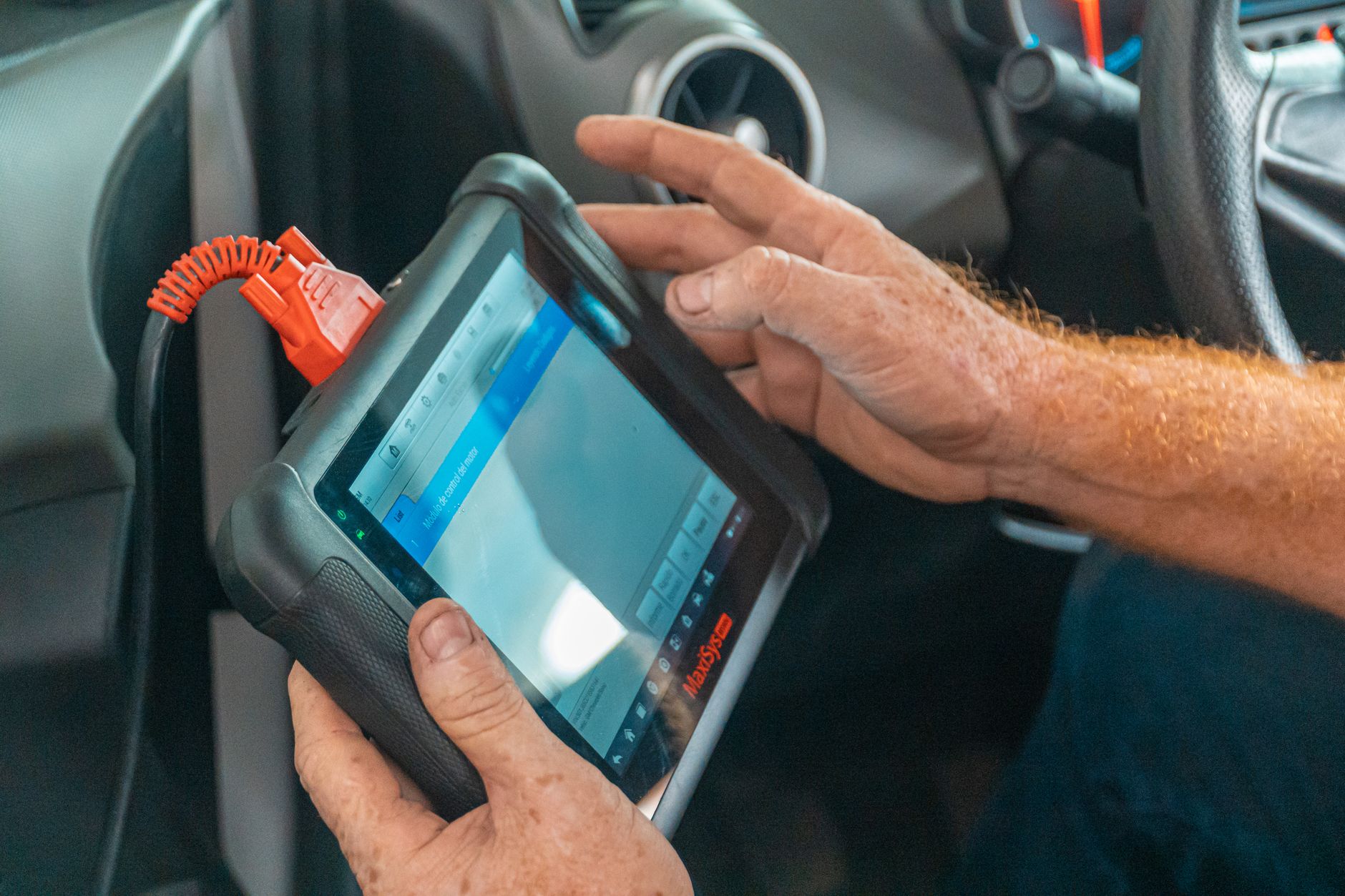 Diagnostic scanner OBD branché sur moteur 1.6 HDi pour tester l'électrovanne turbo
