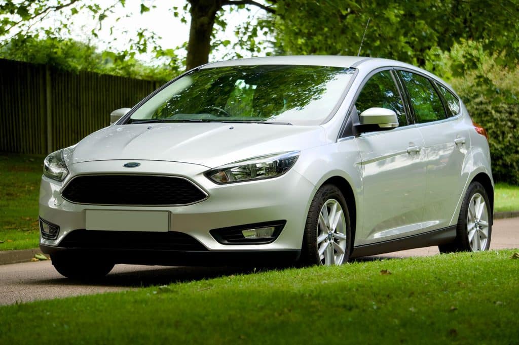 Ford Kuga hybride rechargeable en charge sur route française en 2025