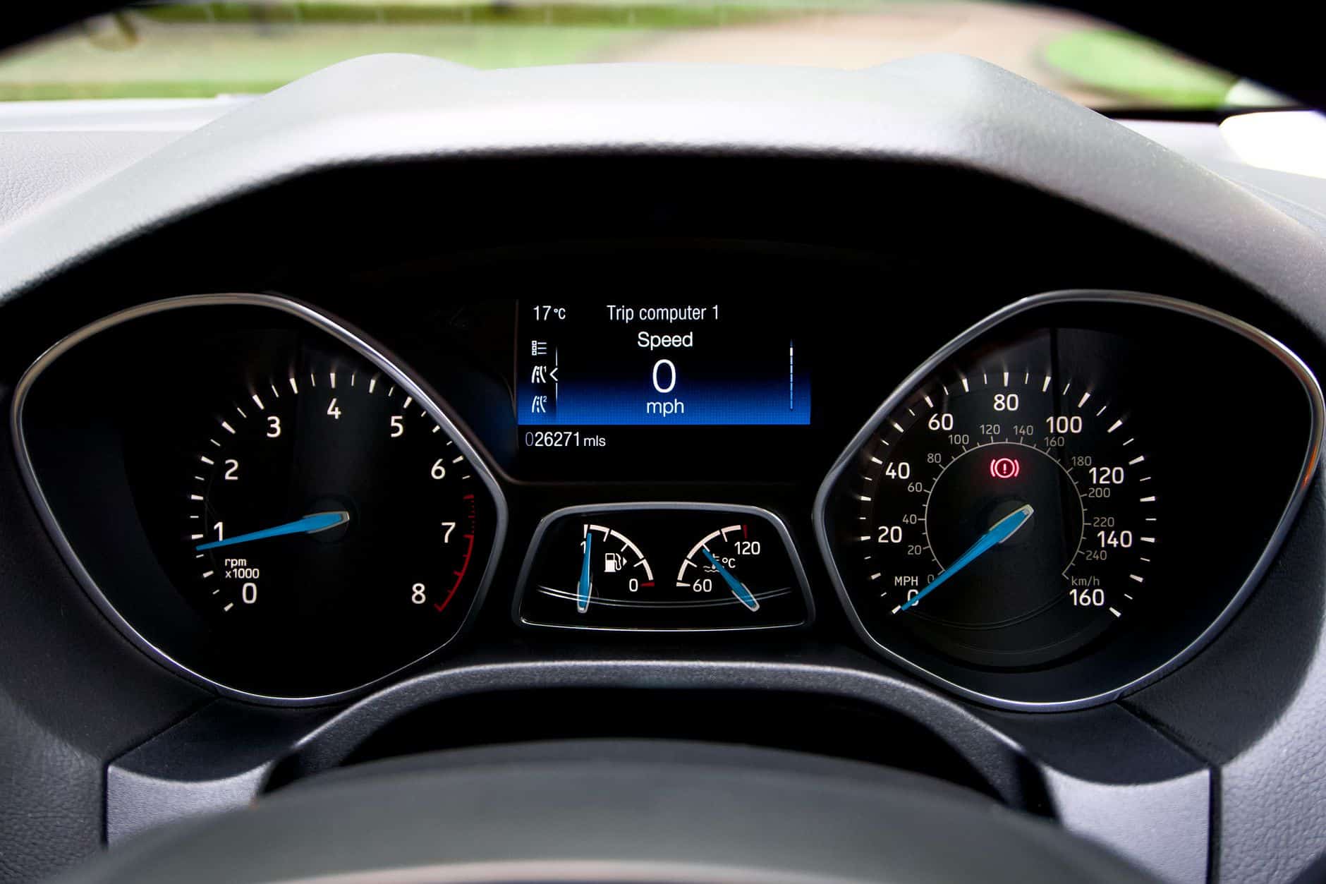 Tableau de bord Ford Kuga hybride affichant autonomie électrique et consommation