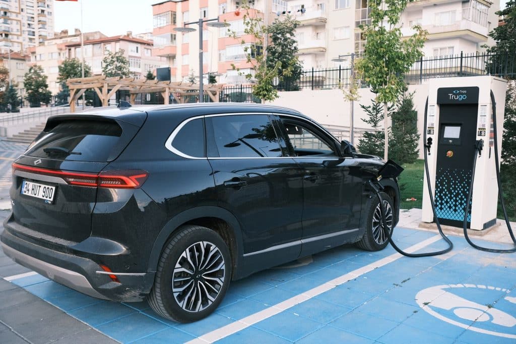 SUV hybride diesel en recharge sur aire d'autoroute française