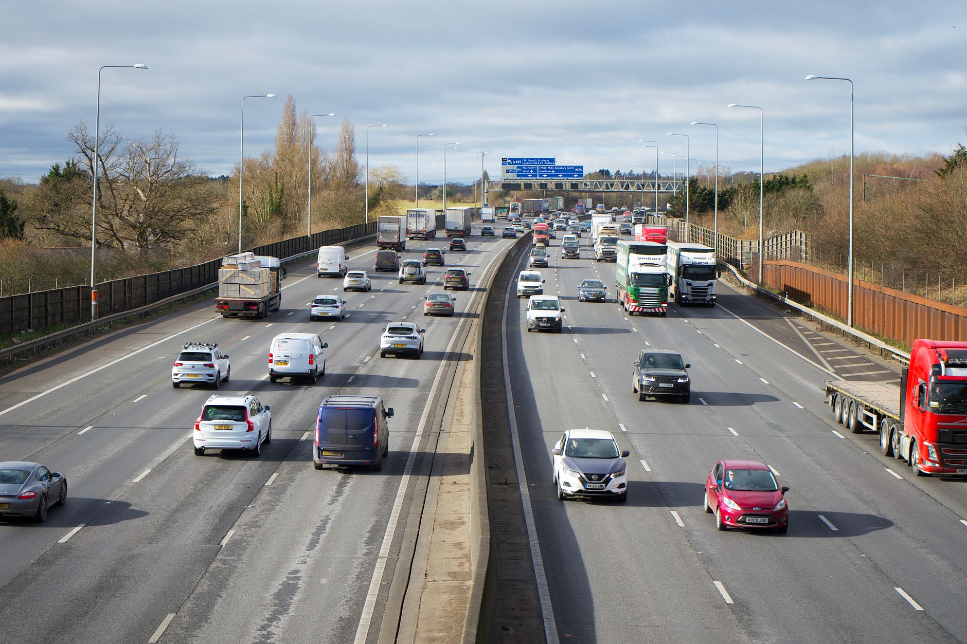 Autoroute française avec voitures hybrides diesel en circulation