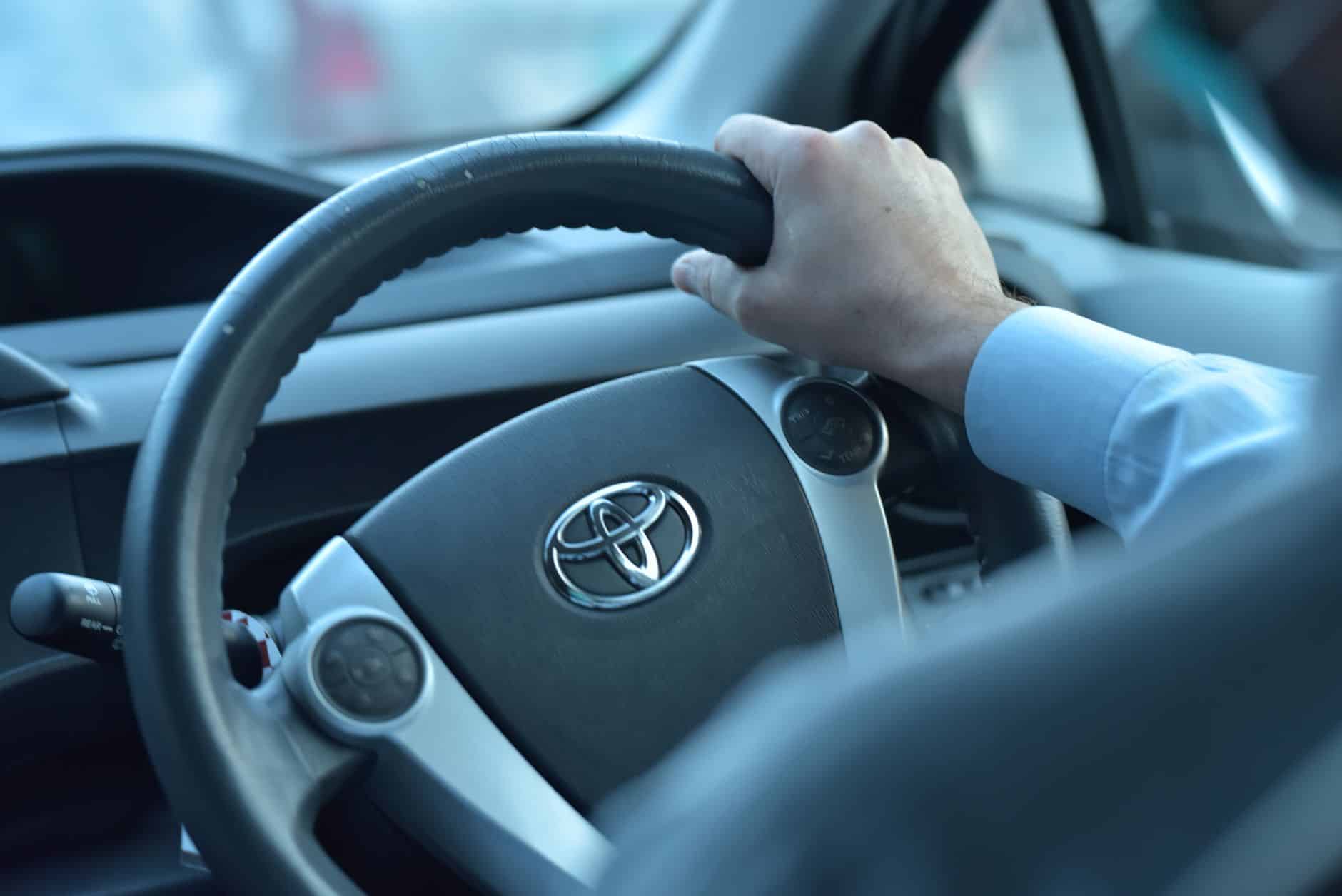 Commercial gros rouleur au volant d'une hybride diesel sur autoroute