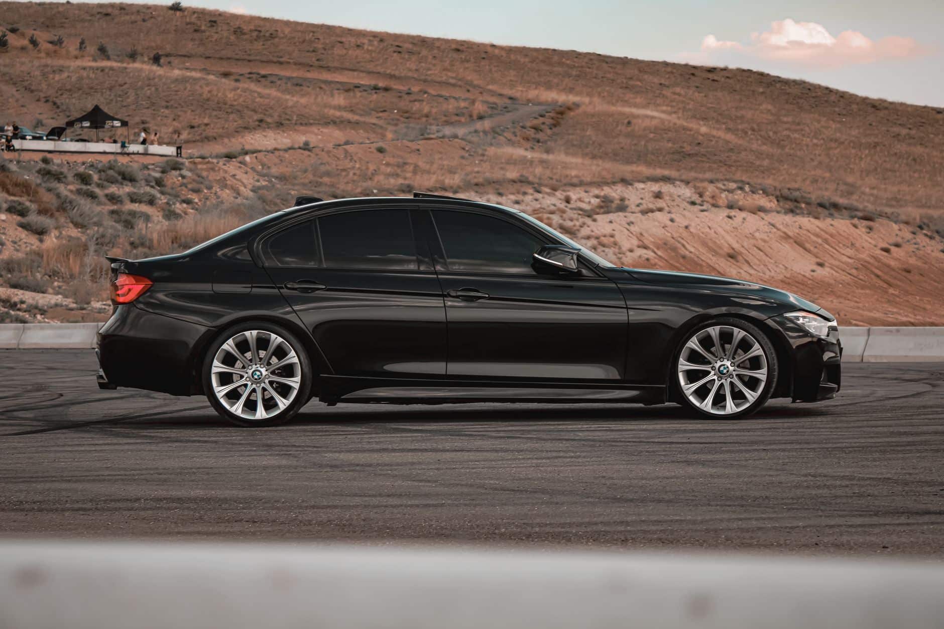 BMW série 3 équipée de jantes aftermarket noires en milieu urbain français