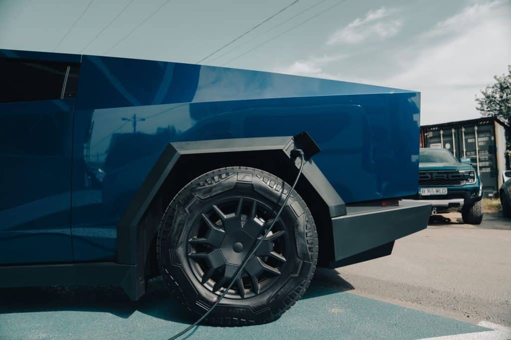 Pickup électrique en charge rapide dans campagne française