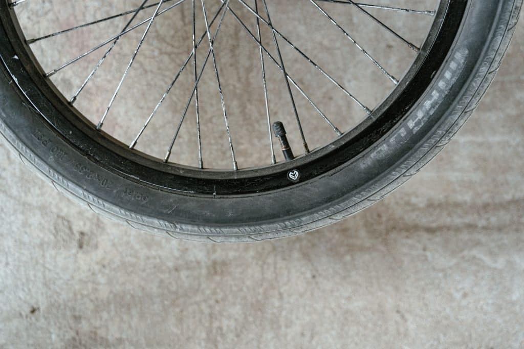 Valve pour pneu tubeless en caoutchouc et métal sur jante aluminium de voiture