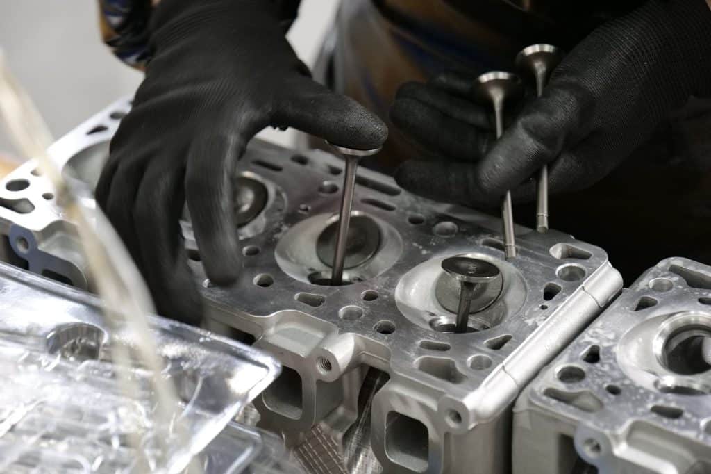 Vanne EGR 1.6 HDi encrassée avec dépôts de suie noire sur établi de garage