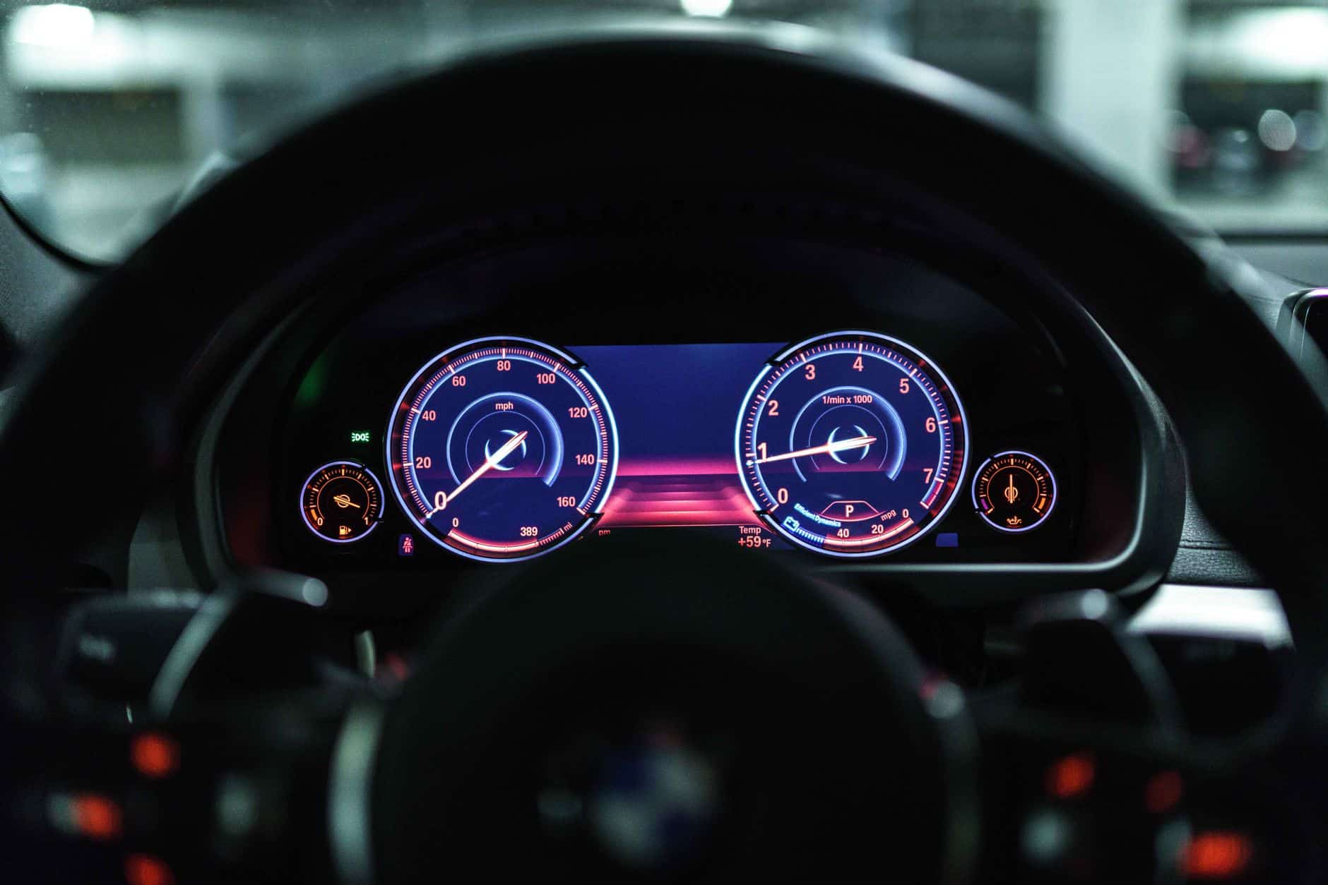 HUD voiture affichant compteur vitesse pare-brise nuit