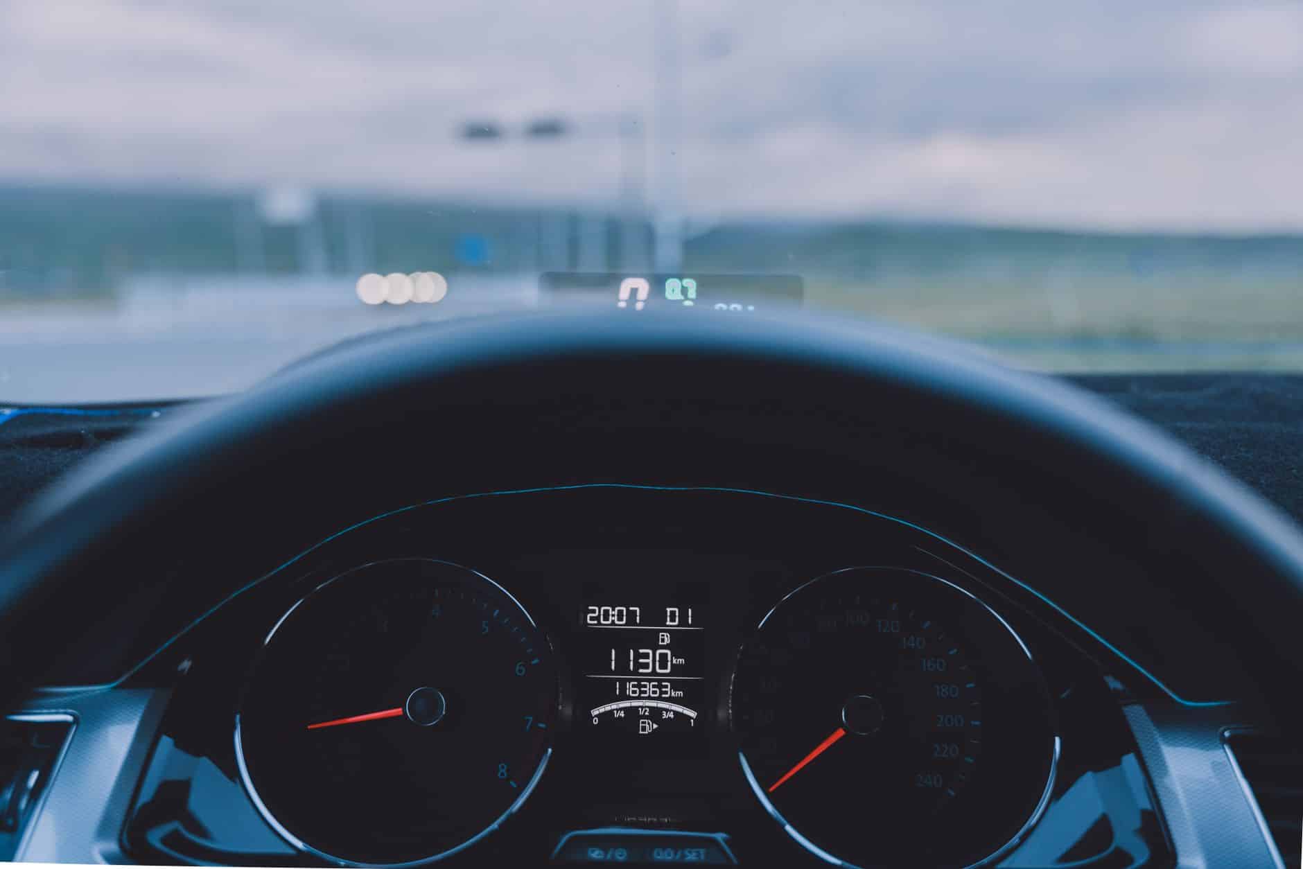 Projection pare-brise conduite autoroute vitesse navigation HUD