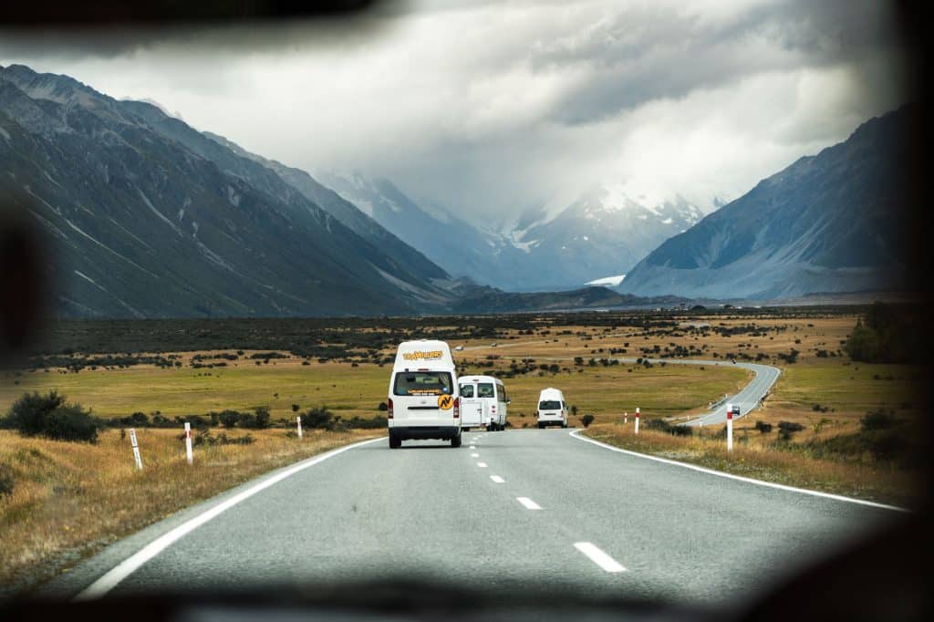 Camping-car profilé stationné devant lac de montagne budget 2026
