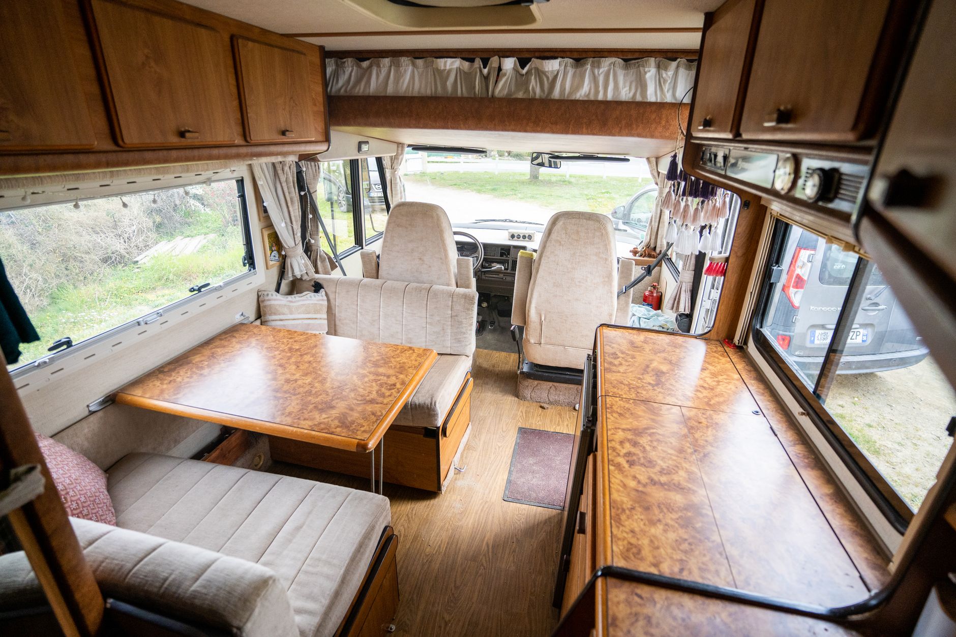 Intérieur camping-car profilé aménagement salon vue mer